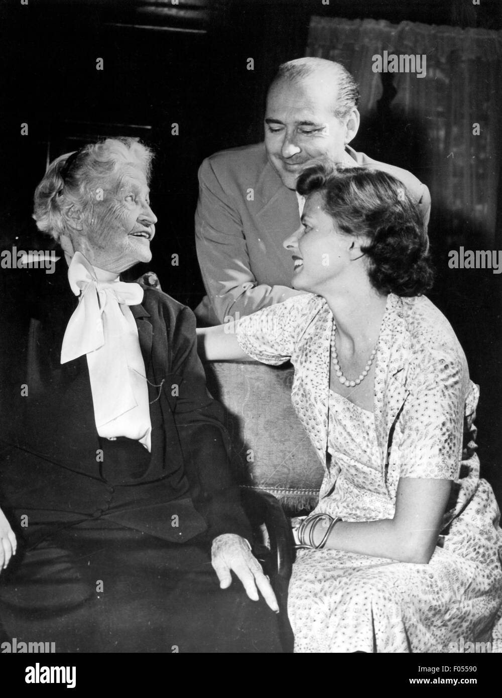 Bergman, Ingrid, 29.8.1915 - 29.8.1982, Swedish actress, half length, with 2nd husband Roberto Rossellini, her former dramatic-arts teacher Anna Norrie, Sweden, 12.6.1953, Stock Photo