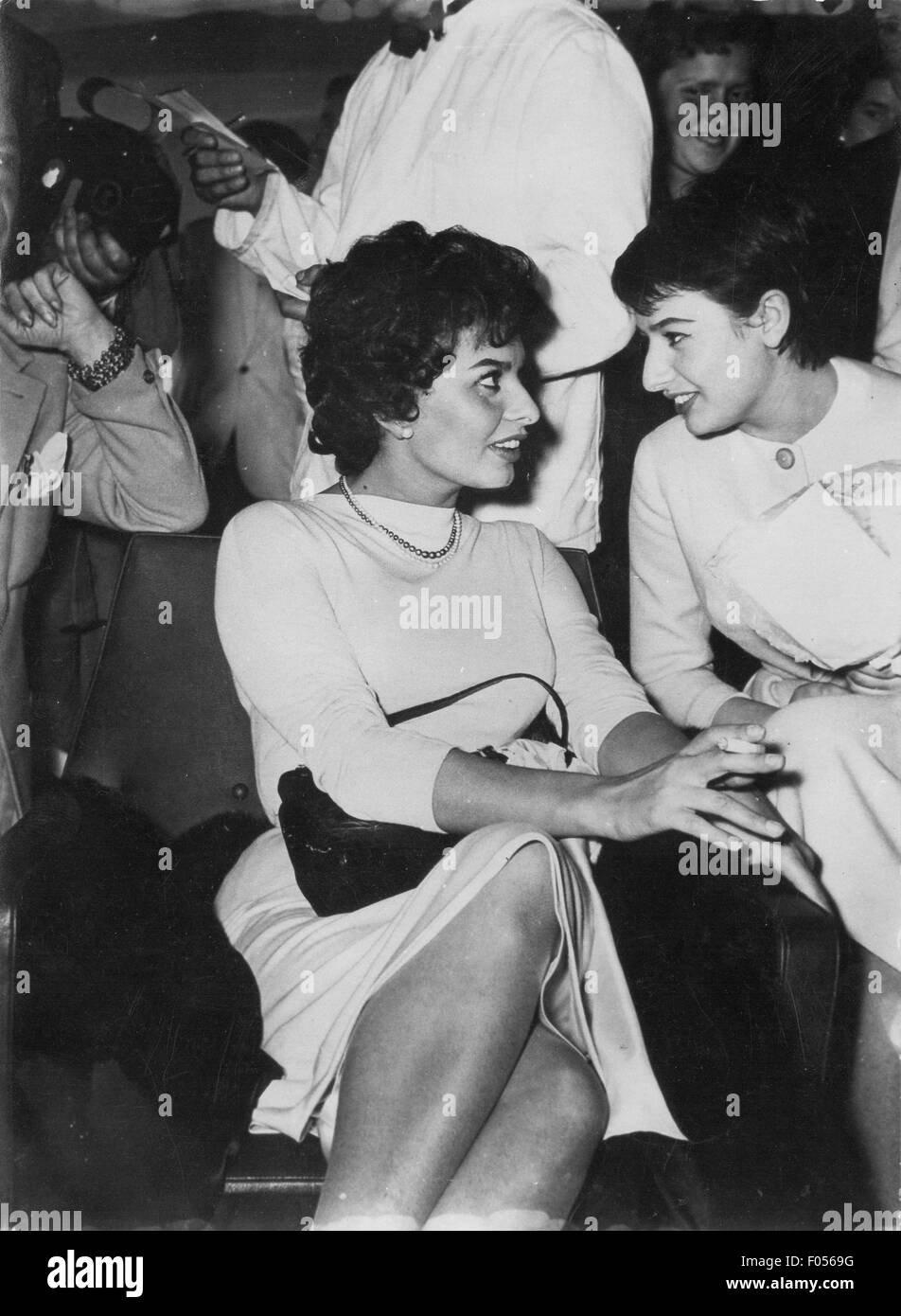 Loren, Sophia, * 20.9.1934, Italian actress, half length, with her sister Anna Maria, before the departure to Hollywood, 1950s, Stock Photo