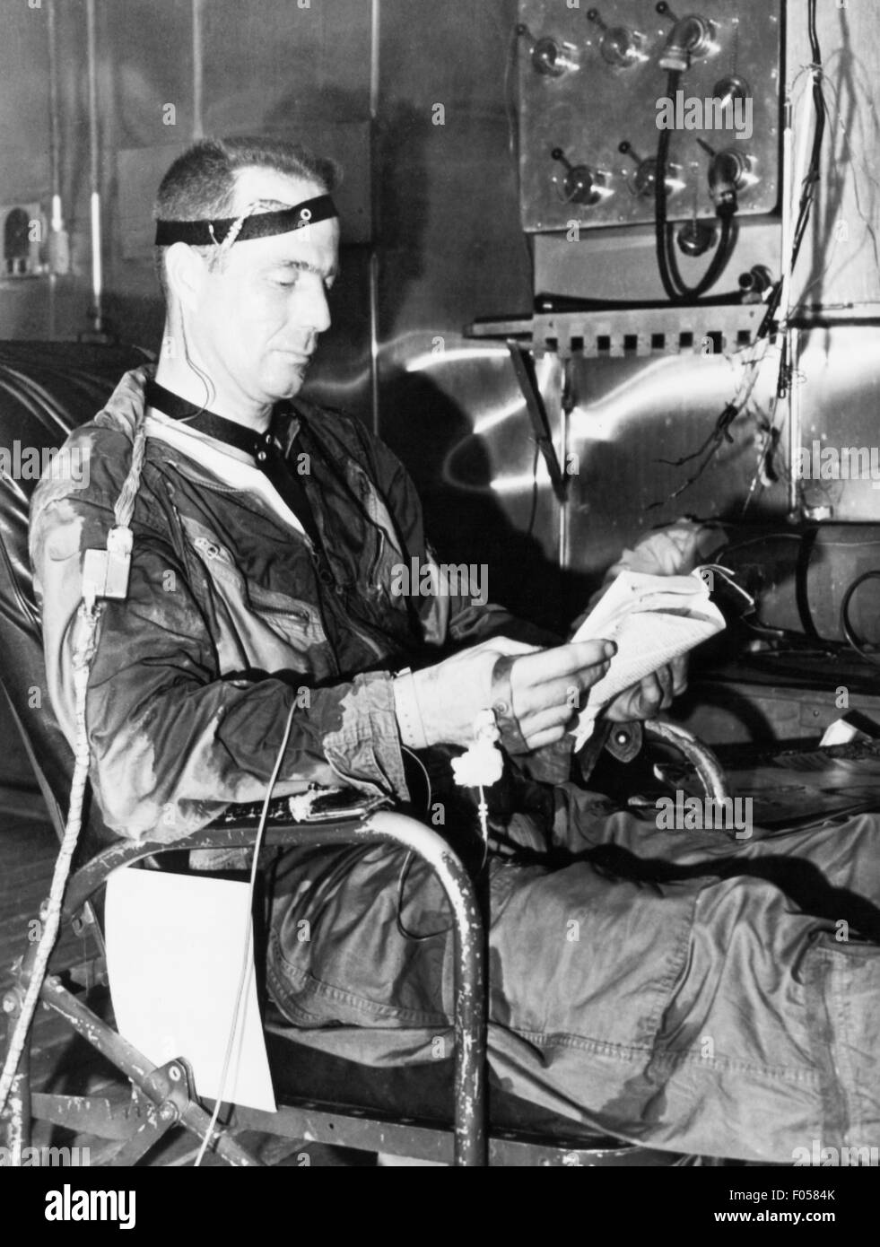 Carpenter, Scott, 1.5.1925 - 10.10.2013, American astronaut and aquanaut, half length, during stress test in heating chamber, Wright Air Development Center, Ohio, April 1959, Stock Photo