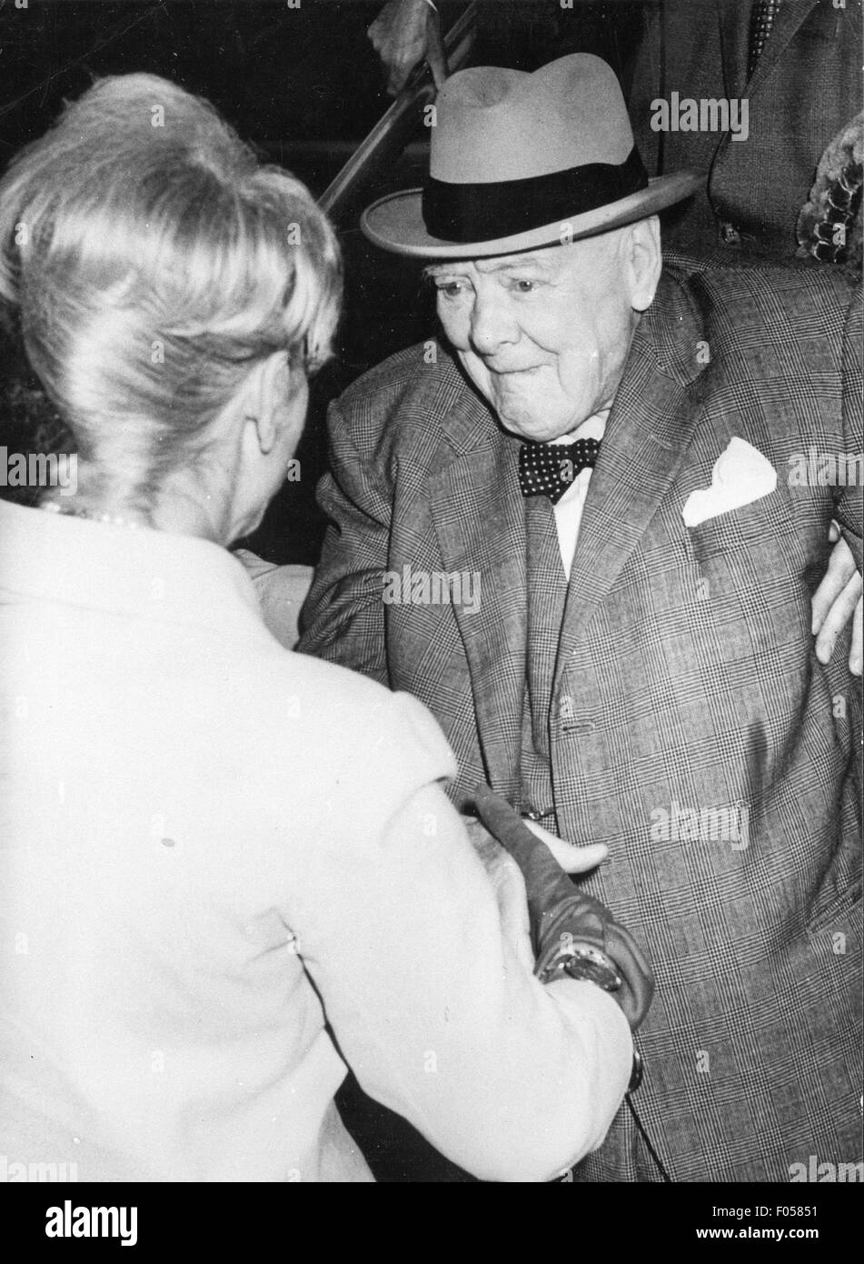 Churchill, Winston, 30.11.1874 - 24.1.1965, British politician (Cons.), half length, holiday in Nice, is welcomed at the airport, 14.6.1963, Stock Photo