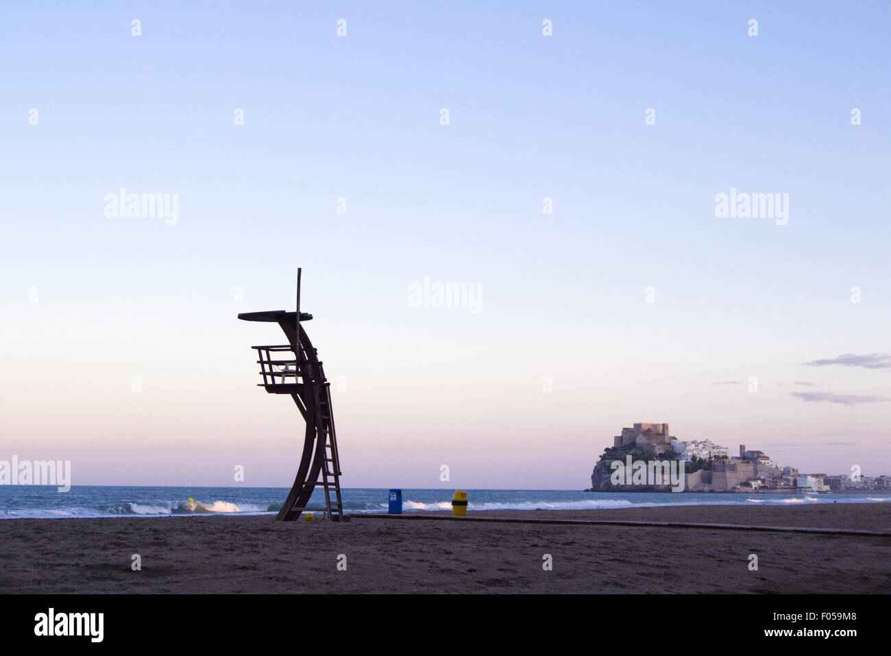 Atardecer en la playa. Torre de vigilancia y castillo del Papa Luna al fondo Stock Photo