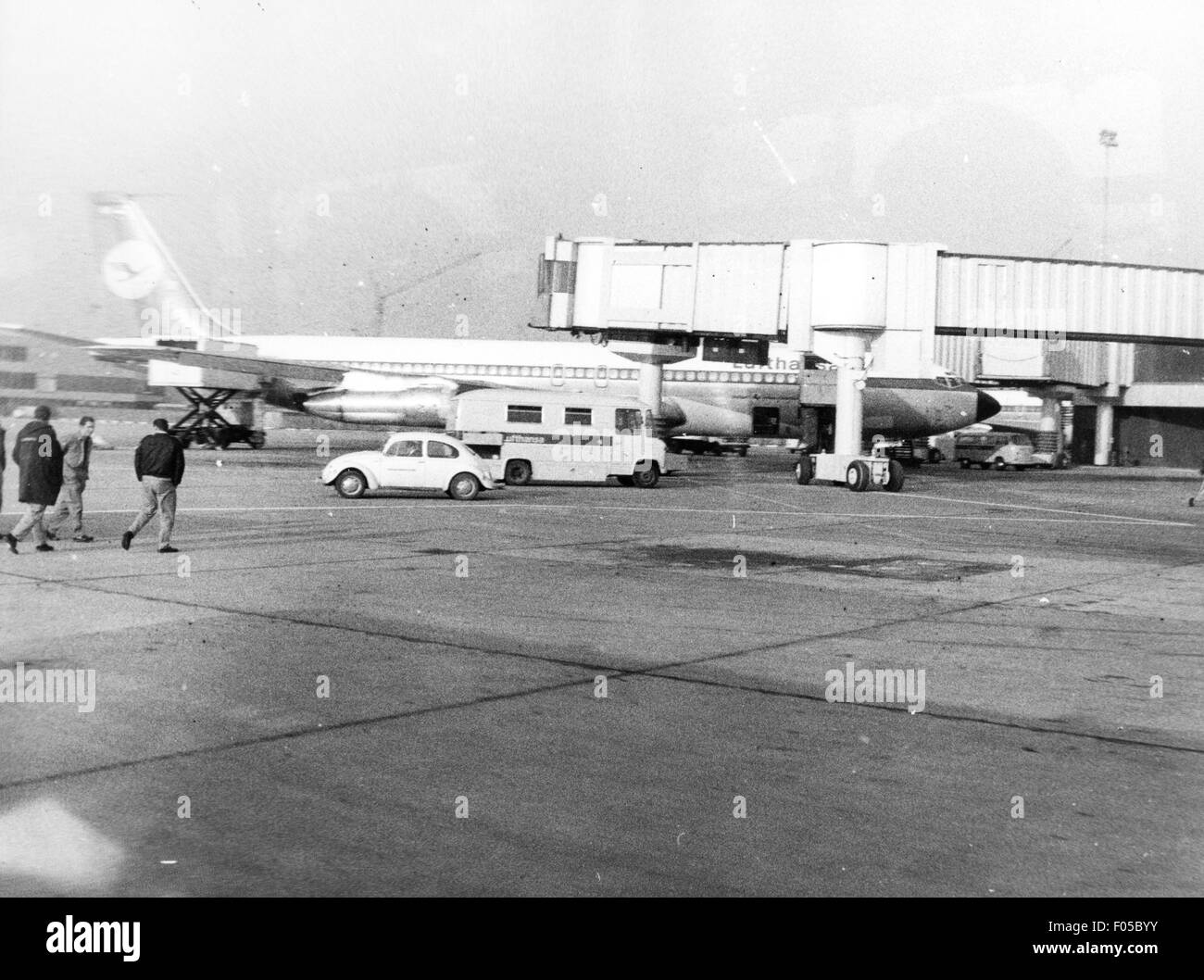 transport / transportation, aviation, airport, Germany, Frankfurt am Main (FRA), ramp, jetway and Boeing 747 of the Deutsche Lufthansa, 1971, Additional-Rights-Clearences-Not Available Stock Photo