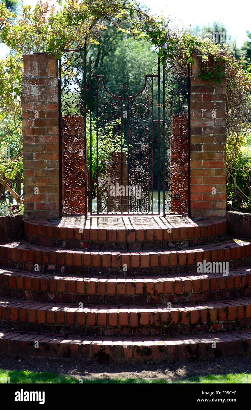 Garden gate iron hi-res stock photography and images - Alamy