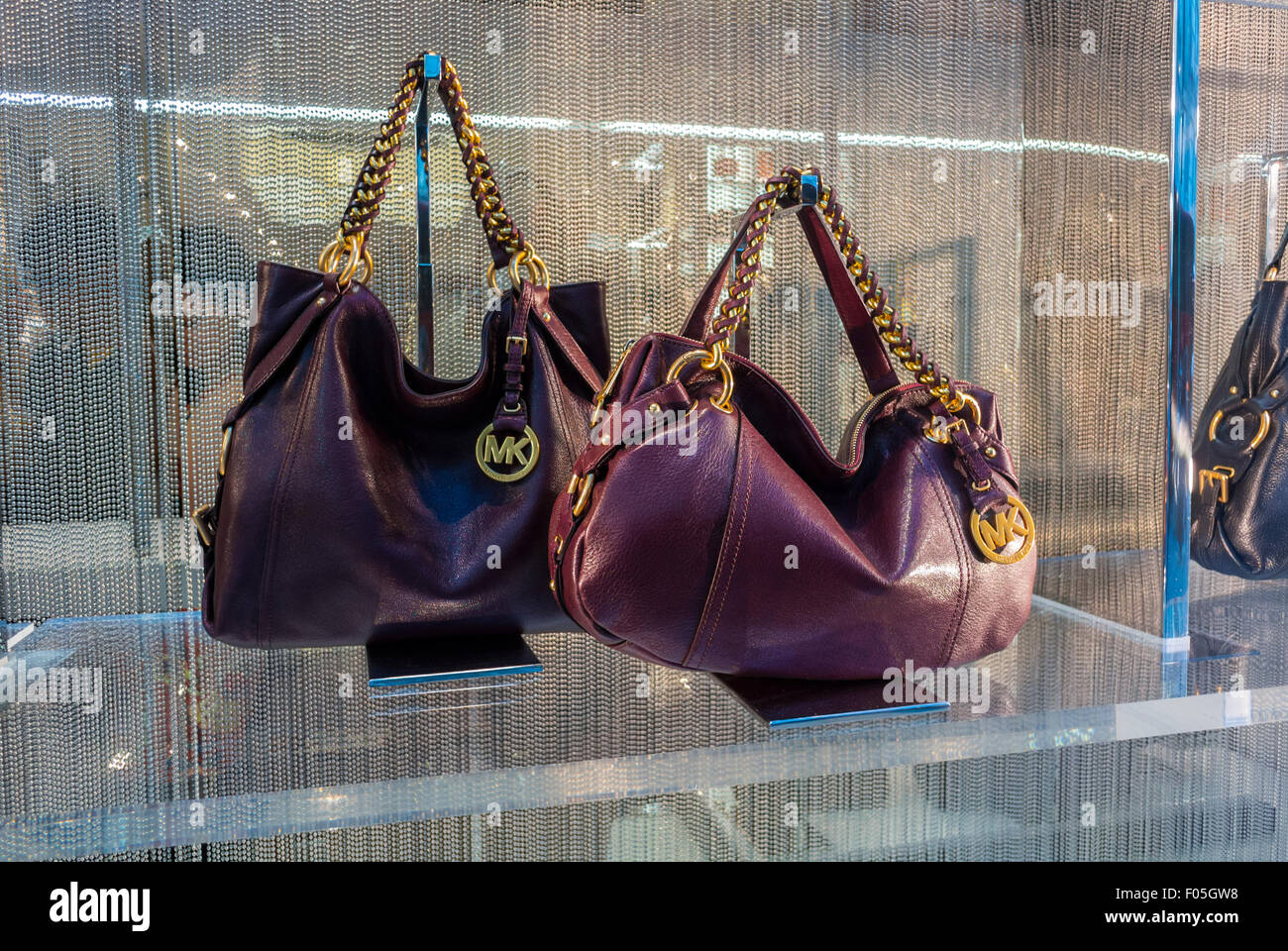 Window display handbags hi-res stock photography and images - Page 
