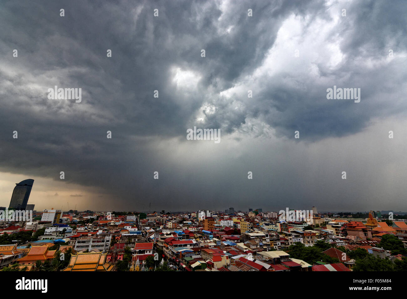 Storm building up, stormy weather, monsoon, clouds, Phnom Penh