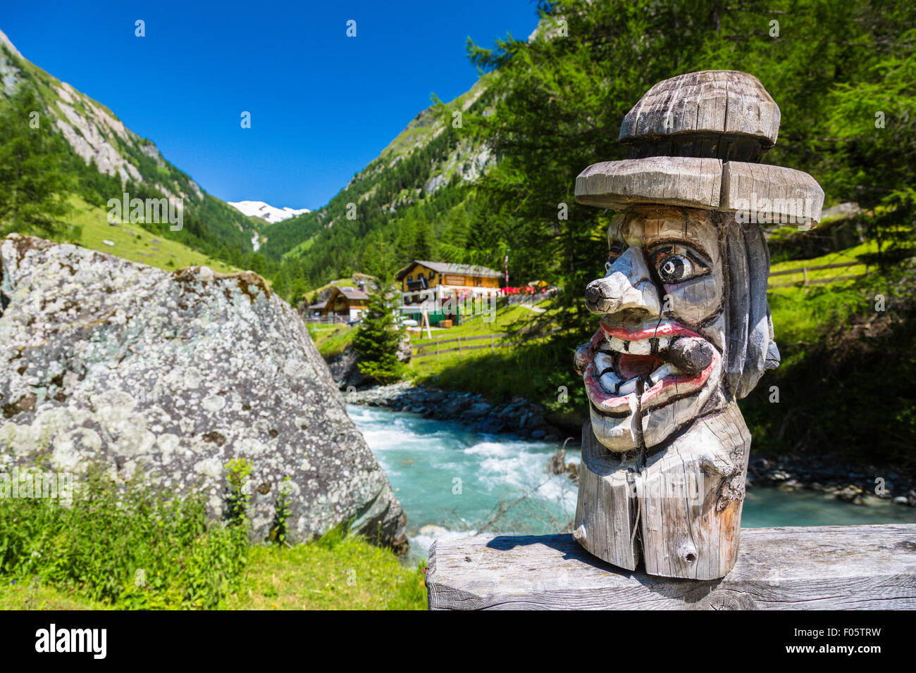 Geografie, Holzfigur im  Maurertal, Nationalpark Hohe Tauern, Osttirol, Österreich Stock Photo