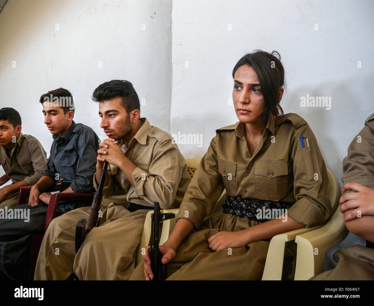 Arbil, Iraq. 08th Aug, 2015. A demonstration of the few members to a proper positioning. Ialan (not seen) the age of 45 years in Scotland is helping the Kurdistan and now a member of PDK-I to train peshmerga and student. Credit:  Jawdat Ahmad/Pacific Press/Alamy Live News Stock Photo