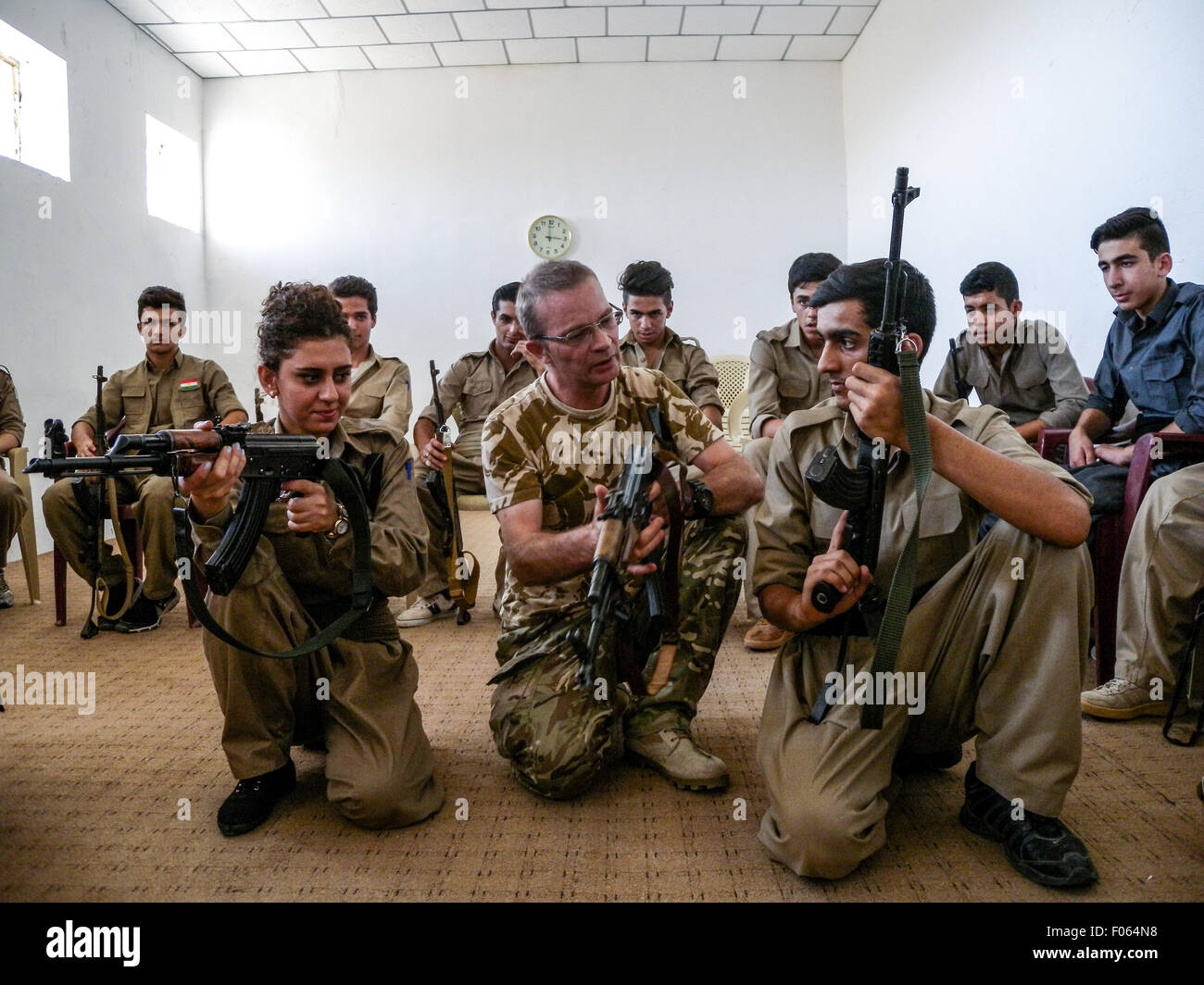 Arbil, Iraq. 08th Aug, 2015. A demonstration of the few members to a proper positioning. Ialan (C) the age of 45 years in Scotland is helping the Kurdistan and now a member of PDK-I to train peshmerga and student. Credit:  Jawdat Ahmad/Pacific Press/Alamy Live News Stock Photo