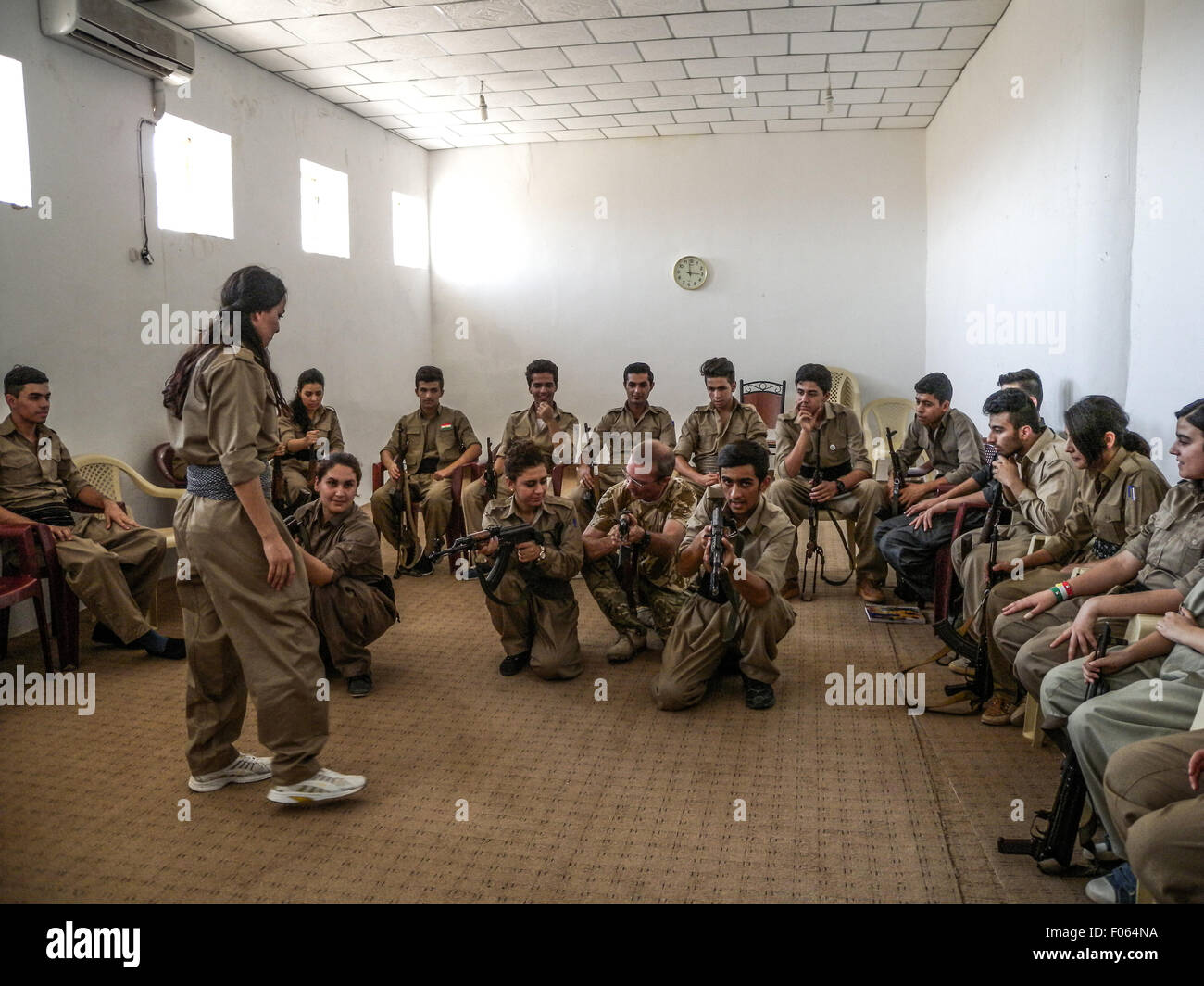 Arbil, Iraq. 08th Aug, 2015. A demonstration of the few members to a proper positioning. Ialan (not seen) the age of 45 years in Scotland is helping the Kurdistan and now a member of PDK-I to train peshmerga and student. Credit:  Jawdat Ahmad/Pacific Press/Alamy Live News Stock Photo