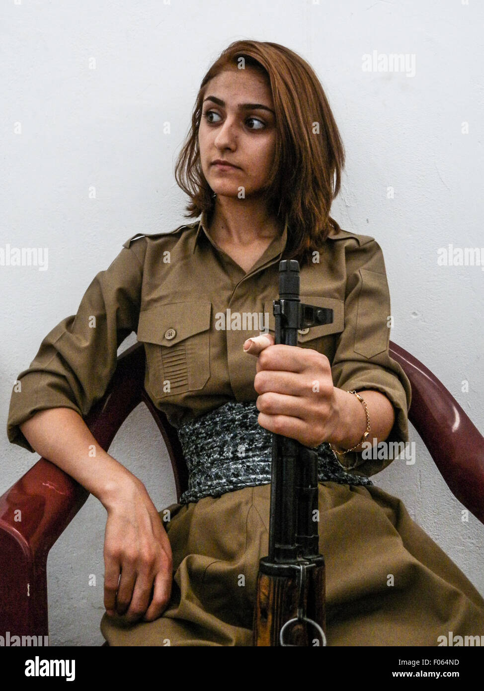 Arbil, Iraq. 08th Aug, 2015. A female fighter during the demonstration of the few members to a proper positioning. Ialan (not seen) the age of 45 years in Scotland is helping the Kurdistan and now a member of PDK-I to train peshmerga and student. Credit:  Jawdat Ahmad/Pacific Press/Alamy Live News Stock Photo