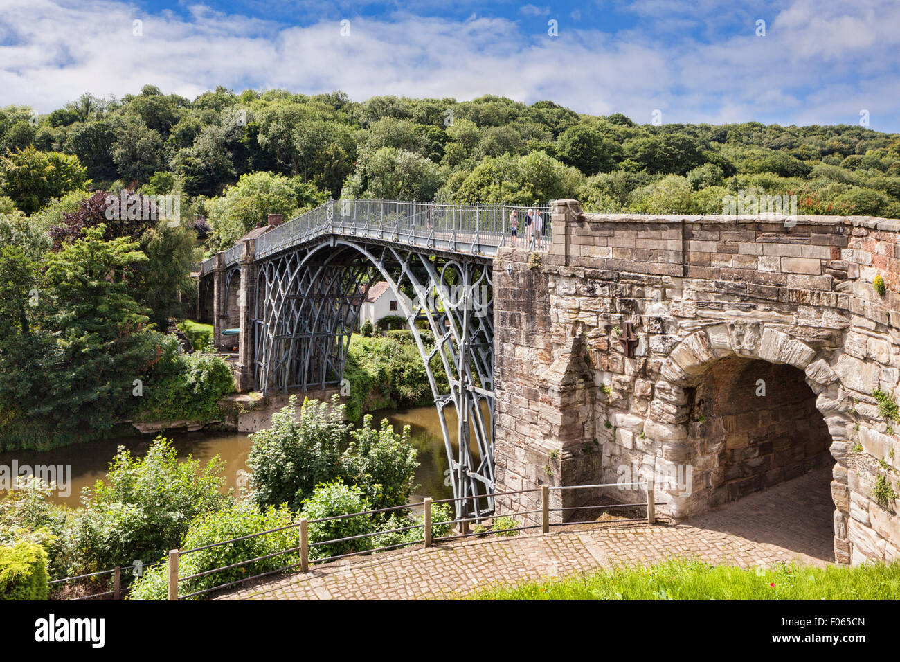 Abraham Darby's Iron Bridge, the first cast iron bridge, crossing the gorge of the River Severn at Ironbridge, Shropshire... Stock Photo