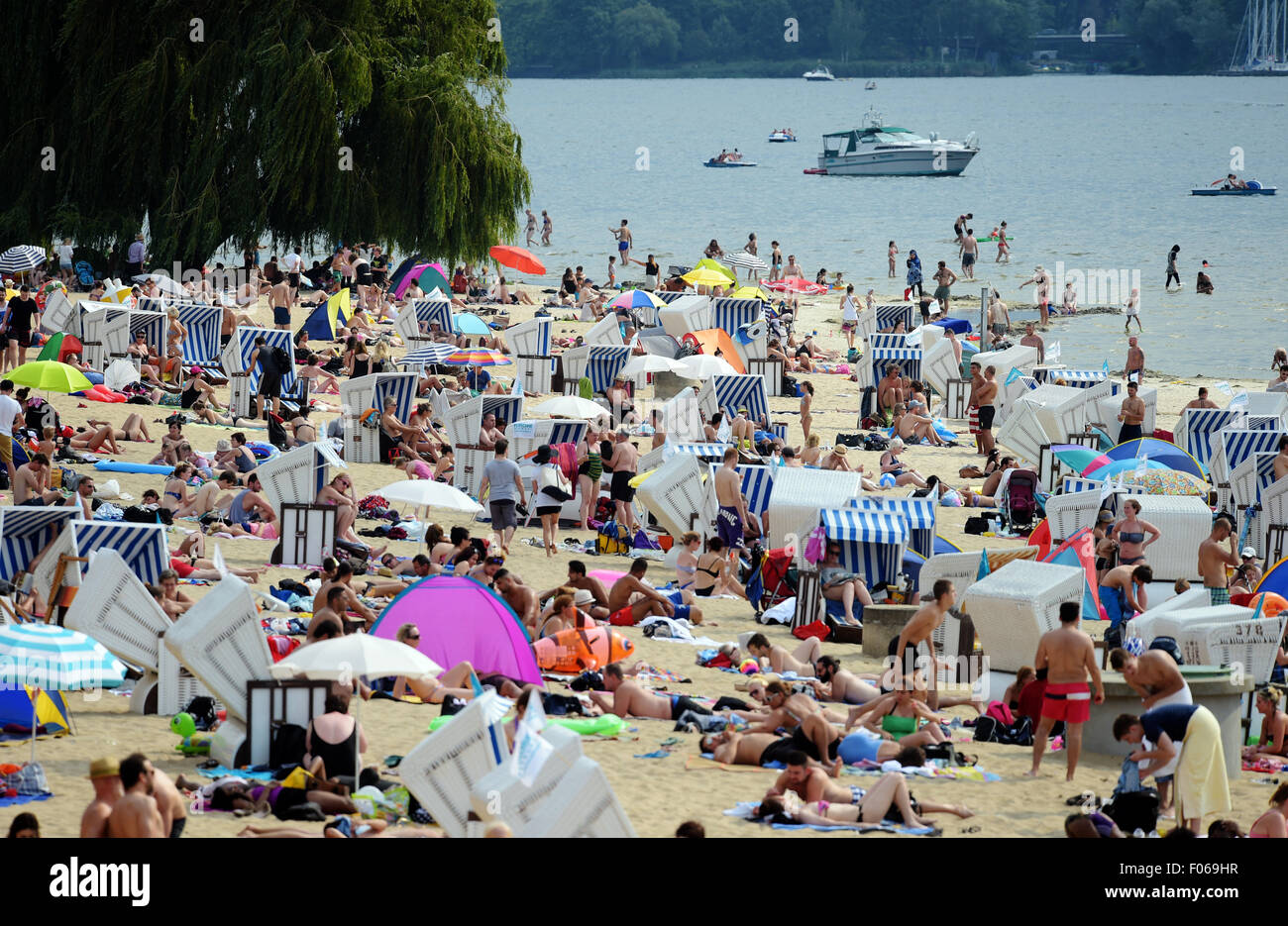Berlin, Germany. 8th Aug, 2015. People enjoy the summer weather at the ...
