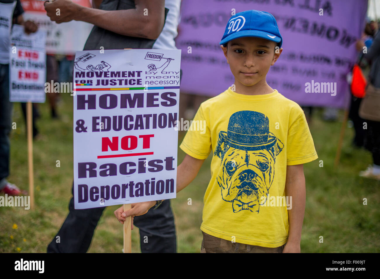 Bedfordshire, UK. 8th Aug, 2015. Surround Yarl's Wood protest organised ...