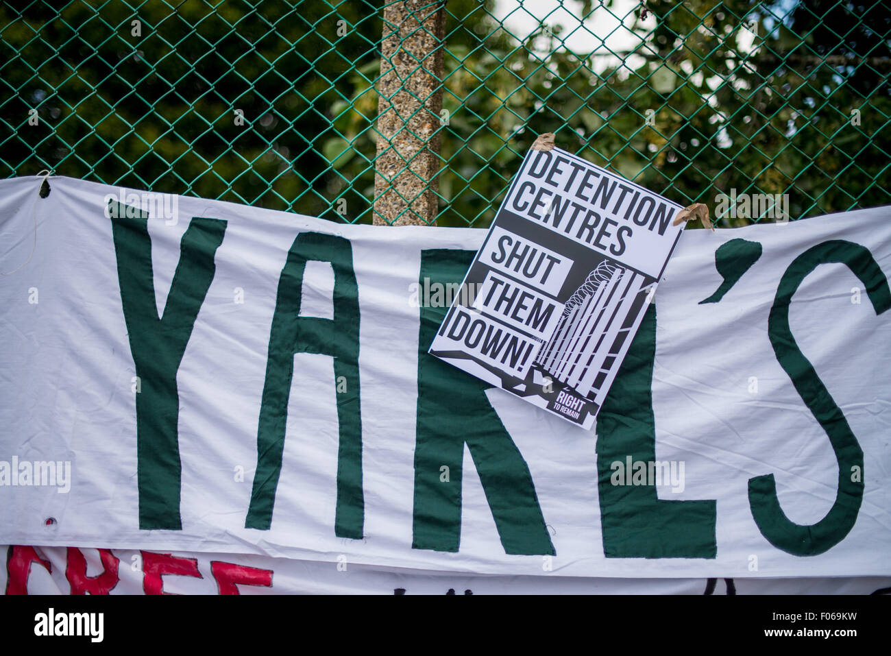 Bedfordshire, UK. 8th Aug, 2015. Surround Yarl's Wood protest organised ...