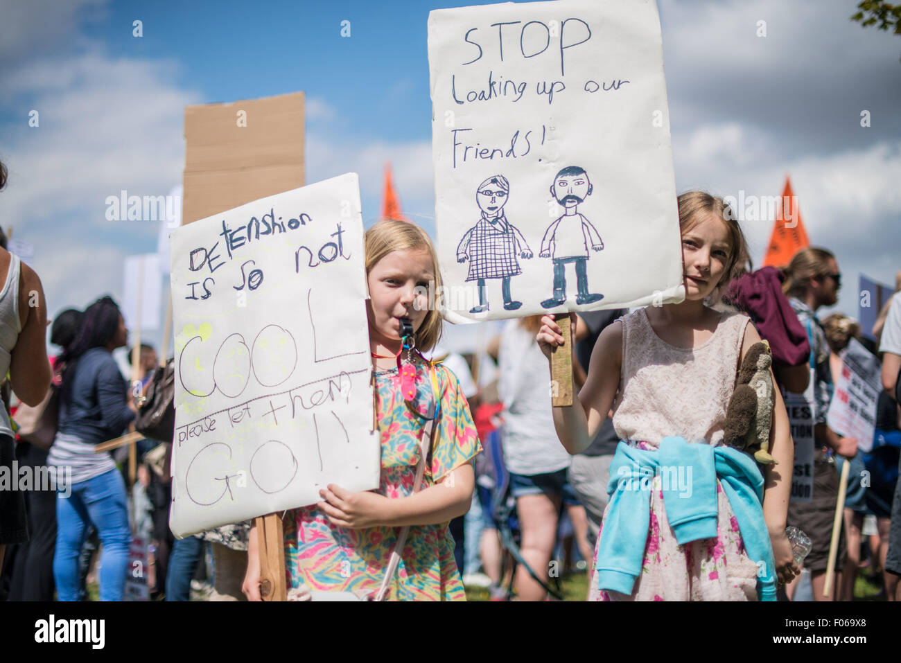 Bedfordshire, UK. 8th Aug, 2015. Surround Yarl's Wood protest organised ...