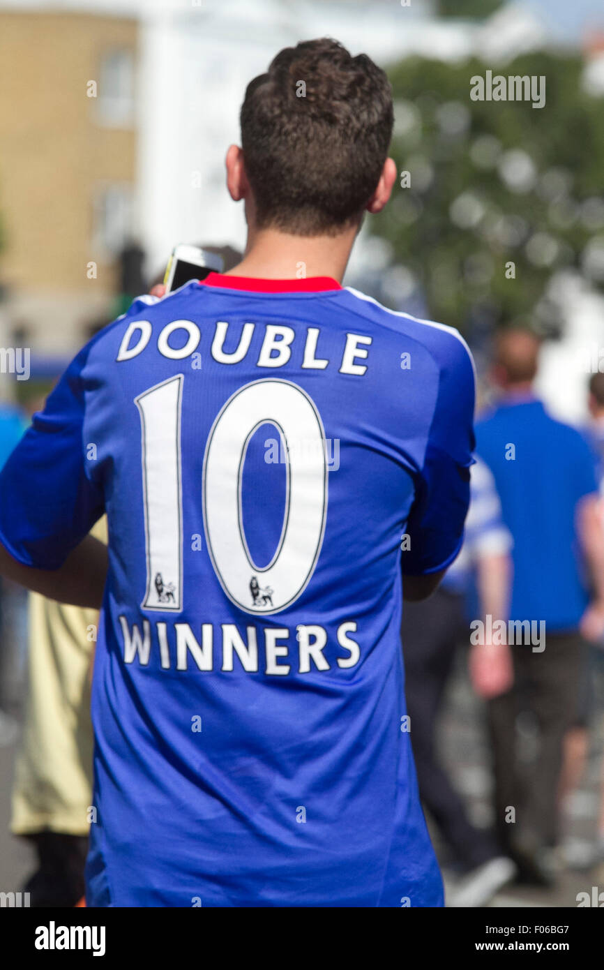 Stamford Bridge London,UK. 8th August 2015. Chelsea Fans gather on the opening day of the English Premier league season to watch defending champions  Chelsea FC v Swansea City at Stamford Bridge. Credit:  amer ghazzal/Alamy Live News Stock Photo