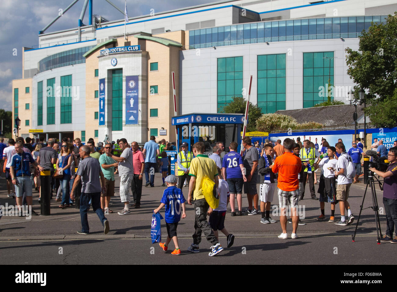 Stamford Bridge, London, UK. 8th Aug, 2015. Chelsea Fans gather on the opening day of the English Premier league season to watch defending champions  Chelsea FC v Swansea City at Stamford Bridge. Credit:  amer ghazzal/Alamy Live News Stock Photo