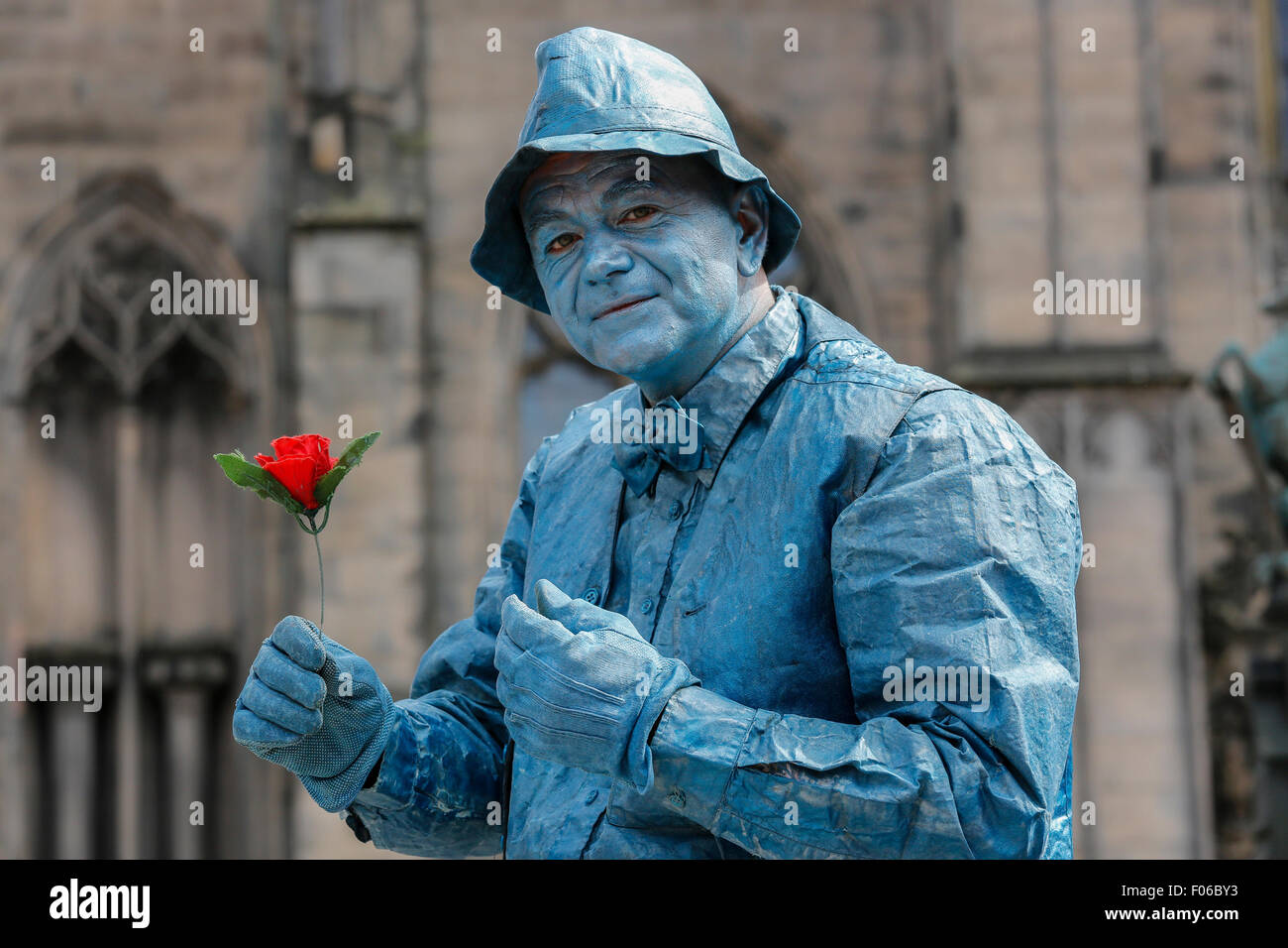 Edinburgh, Scotland, UK. 8th Aug, 2015. On the first Saturday of the Edinburgh Fringe, visitors to Edinburgh were treated to the annual free street entertainment with tasters from the many shows. Many actors and entertainers are from all around the world and have collected in Edinburgh for the Fringe Festival which lasts until 30 August Credit:  Findlay/Alamy Live News Stock Photo