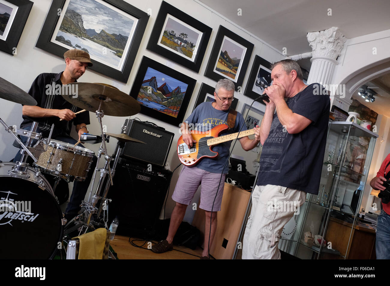 Brecon, Powys, Wales, UK. 8th Aug, 2015. Live music among the art inside the Ardent Gallery in Brecon town centre one of many live music venues during the Brecon fringe festival weekend. Stock Photo