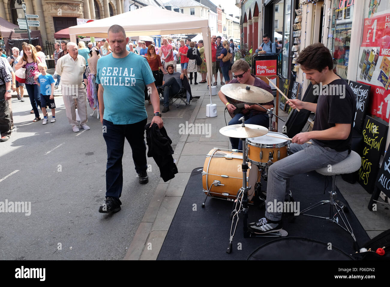 Jazz Festival Brecon, Powys, Wales, UK. 8th Aug, 2015. Brecon town centre fills with jazz and music festival fans and impromptu street musicians during the Brecon Jazz and Brecon Fringe Festival. Stock Photo