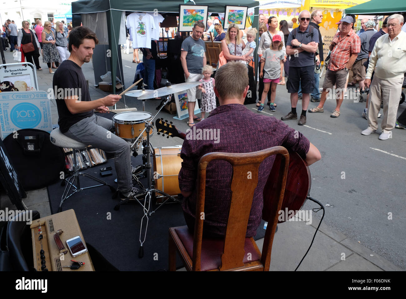 Brecon, Powys, Wales, UK. 8th Aug, 2015. Brecon town centre fills with jazz and music festival fans and impromptu street musicians during the Brecon Jazz and Fringe Festival. Stock Photo