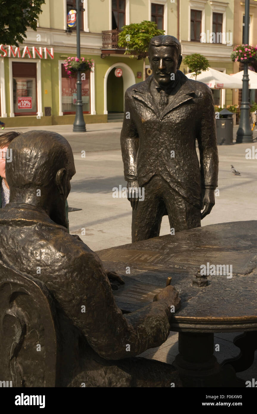 EUROPE, POLAND, Lodz,  Łódź, Ulica Piotrkowska, ornamental statue of men at table writing and standing Stock Photo