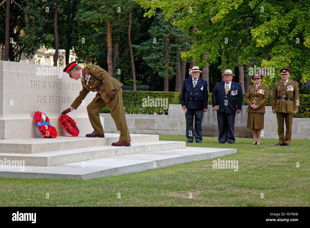 Earl Kitcheners Own Frontiersmen laying a wreath at the Remembrance Stone in Brookwood Military  Cemetery Stock Photo