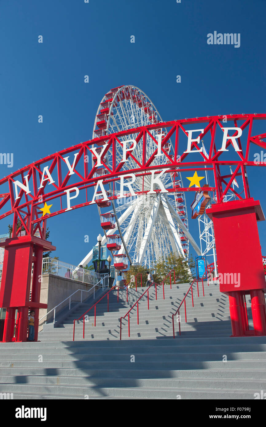 ENTRANCE SIGN ARCHWAY FERRIS WHEEL NAVY PIER QUAY DOWNTOWN CHICAGO ILLINOIS USA Stock Photo