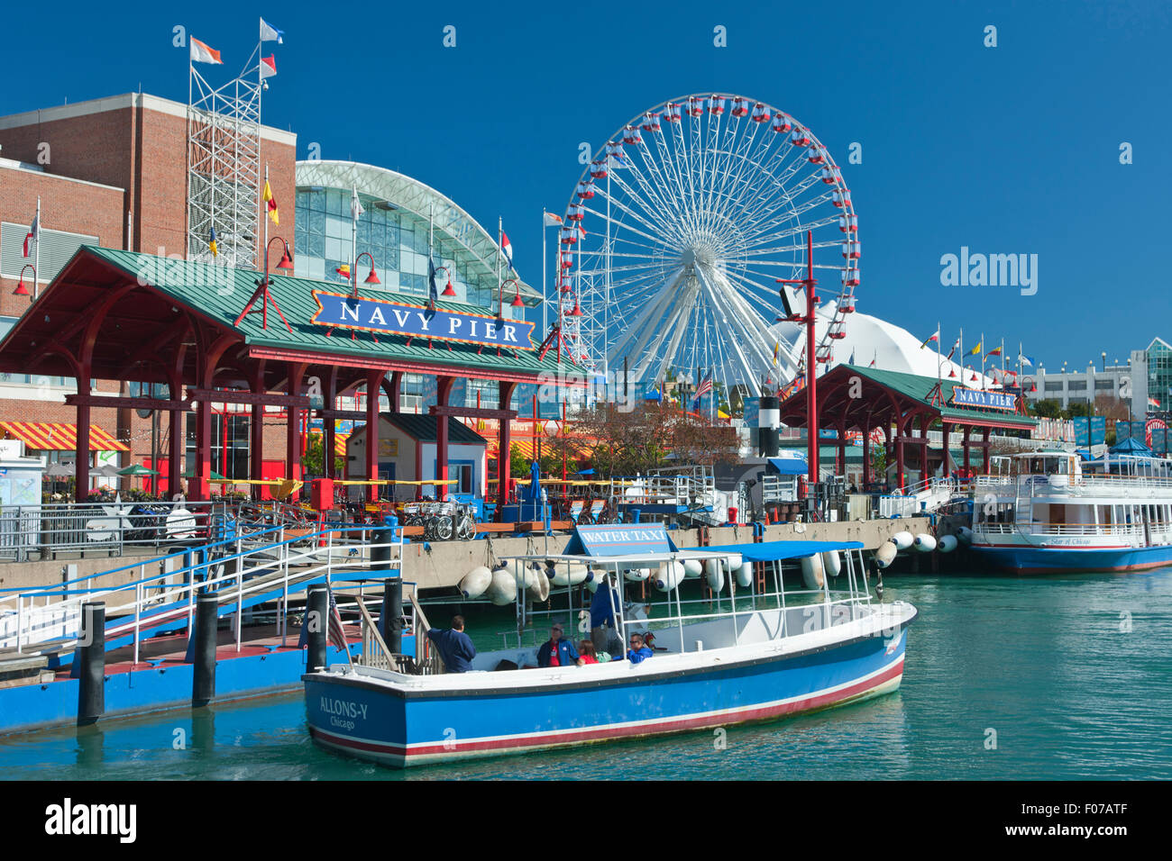 FERRIS WHEEL NAVY PIER DOWNTOWN LAKE MICHIGAN CHICAGO ILLINOIS USA Stock Photo