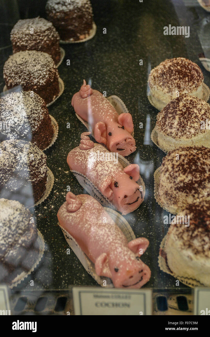 Three Little Pigs Paris France Circa 09 Three Little Pigs Cochon On Display In A Patisserie In Paris Stock Photo Alamy Three Little Pigs Paris France Circa 09 Three Little Pigs Cochon On Display In A Patisserie In Paris Stock Photo Alamy
