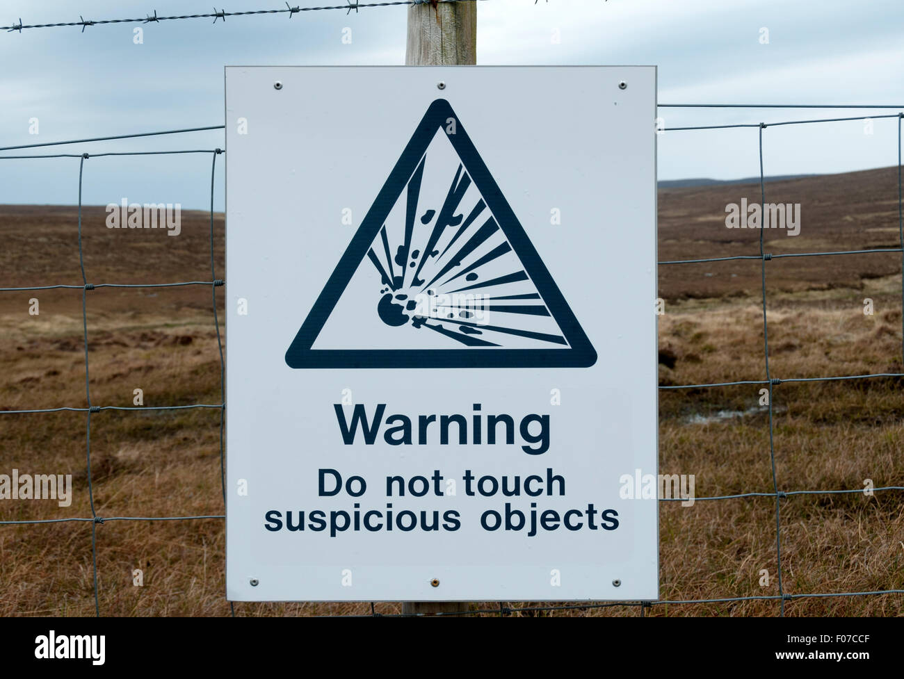 Warning sign on the boundary fence of the Cape Wrath Military Training Area, Cape Wrath wilderness, Sutherland, Scotland, UK Stock Photo
