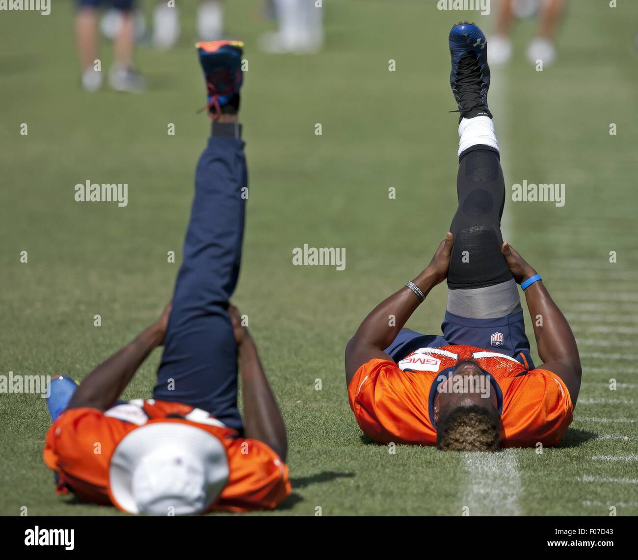 Englewood, Colorado, USA. 9th Aug, 2015. Broncos ILB STEVEN JOHNSON, right, stretches on the field before the start of drills during the Broncos Training Camp at UCHealth Training Center at Dove Valley Sat. Morning. © Hector Acevedo/ZUMA Wire/Alamy Live News Stock Photo