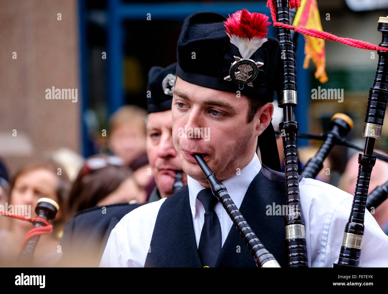 Piper playing bagpipes in edinburgh hires stock photography and images