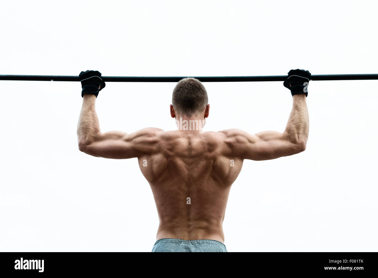 Подтягивание на перекладине. Подтягивания в тренажерном зале. Подтягиваюсь 8 раз. Подтягивания на спину. Мэттью висе.