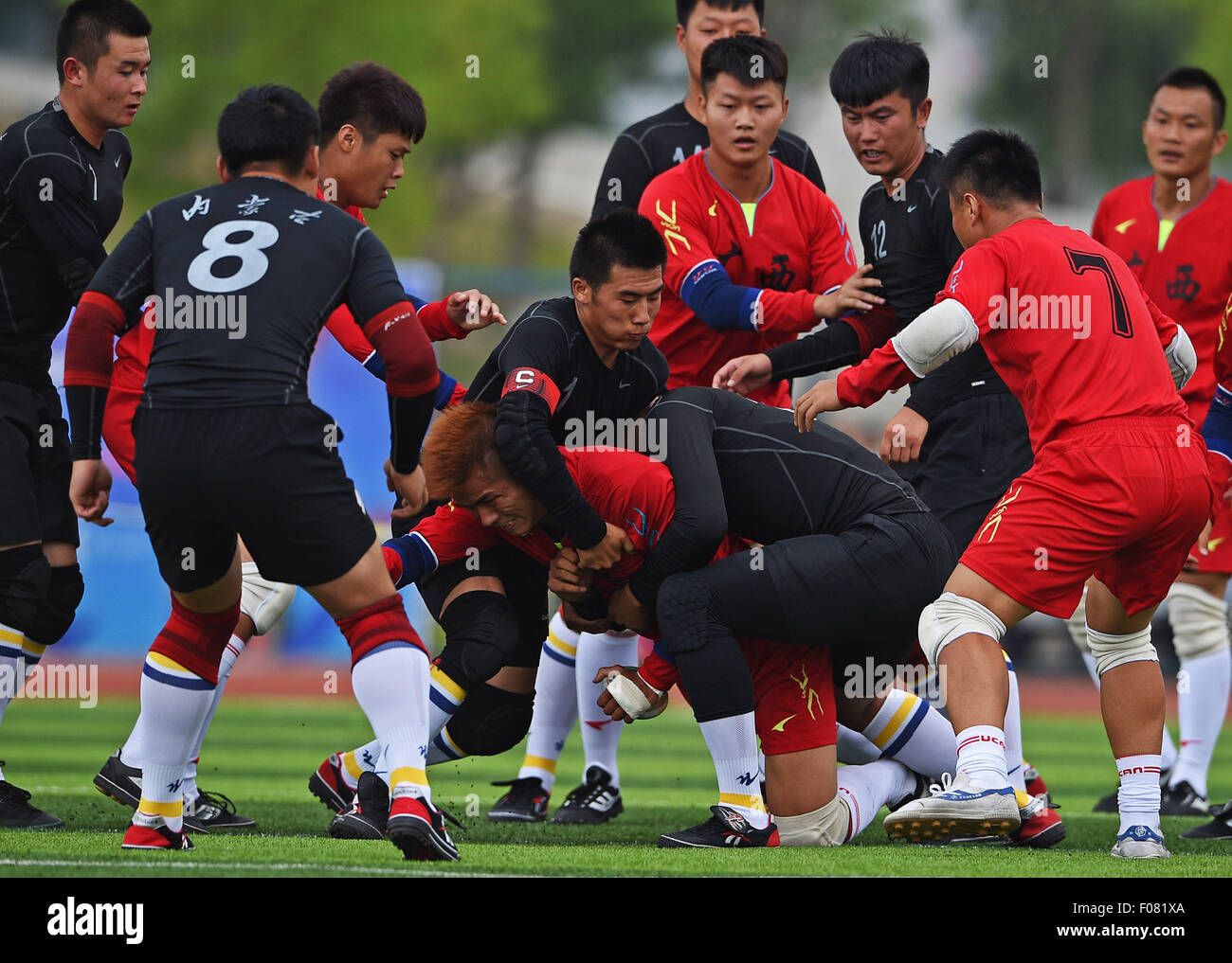 Alex Cheng Rugby (150810) -- ORDOS, Aug 10, 2015 (Xinhua) -- Athlete Liu Cheng (bottom ...
