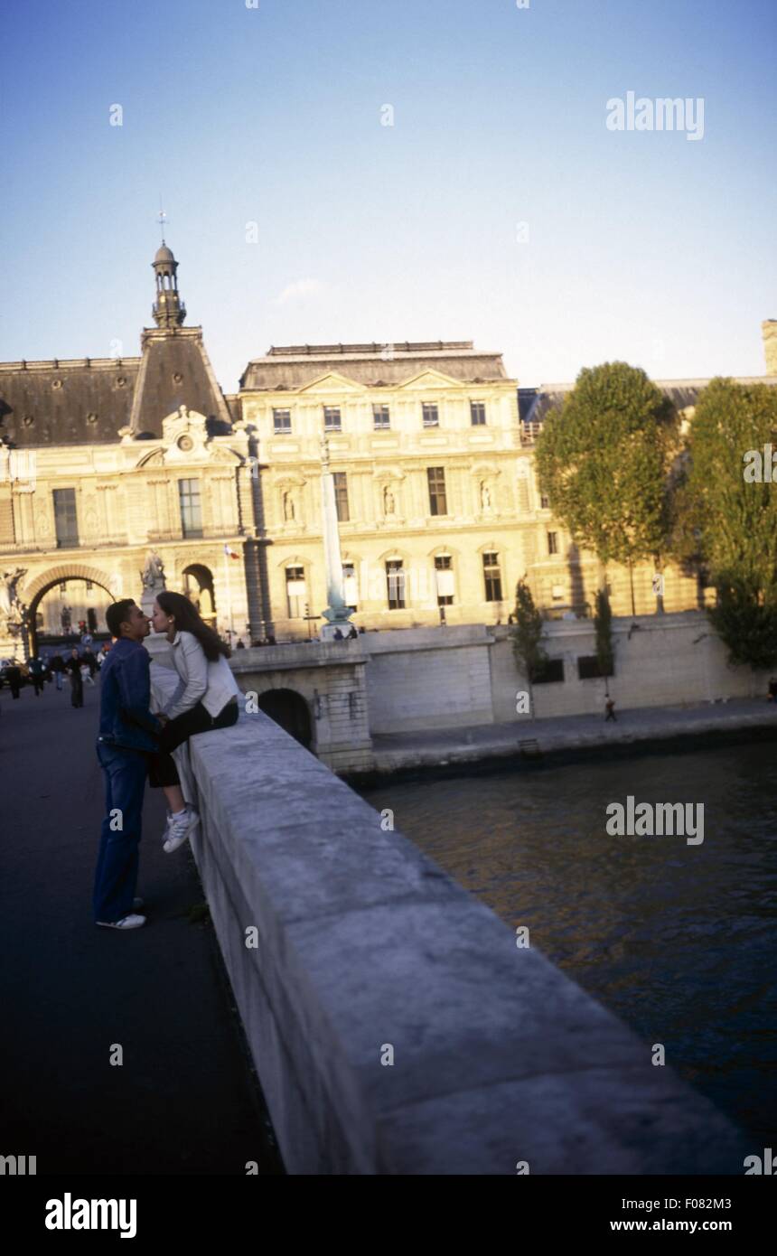 Couple kissing on bridge in paris hi-res stock photography and images ...