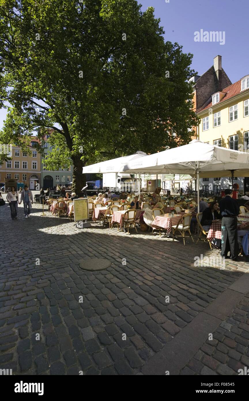 People eating at Restaurant Sole d'Italia on Grabrodretorv in