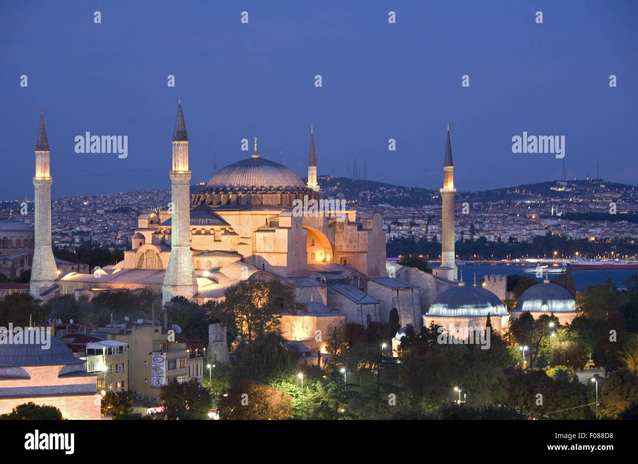 Illuminated Sultan Ahmed Mosque at night, Istanbul, Turkey Stock Photo ...