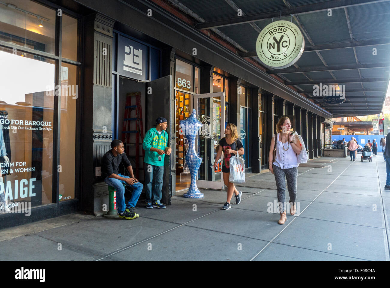 New York City, USA, Street Scenes, Meat Packing District, Women Shopping, Luxury Clothing Fashion Shops, garment shops exterior Stock Photo