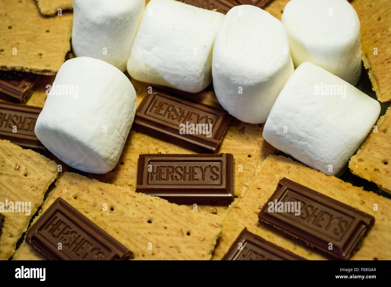 hershey's chocolate smores a campfire tradition Stock Photo