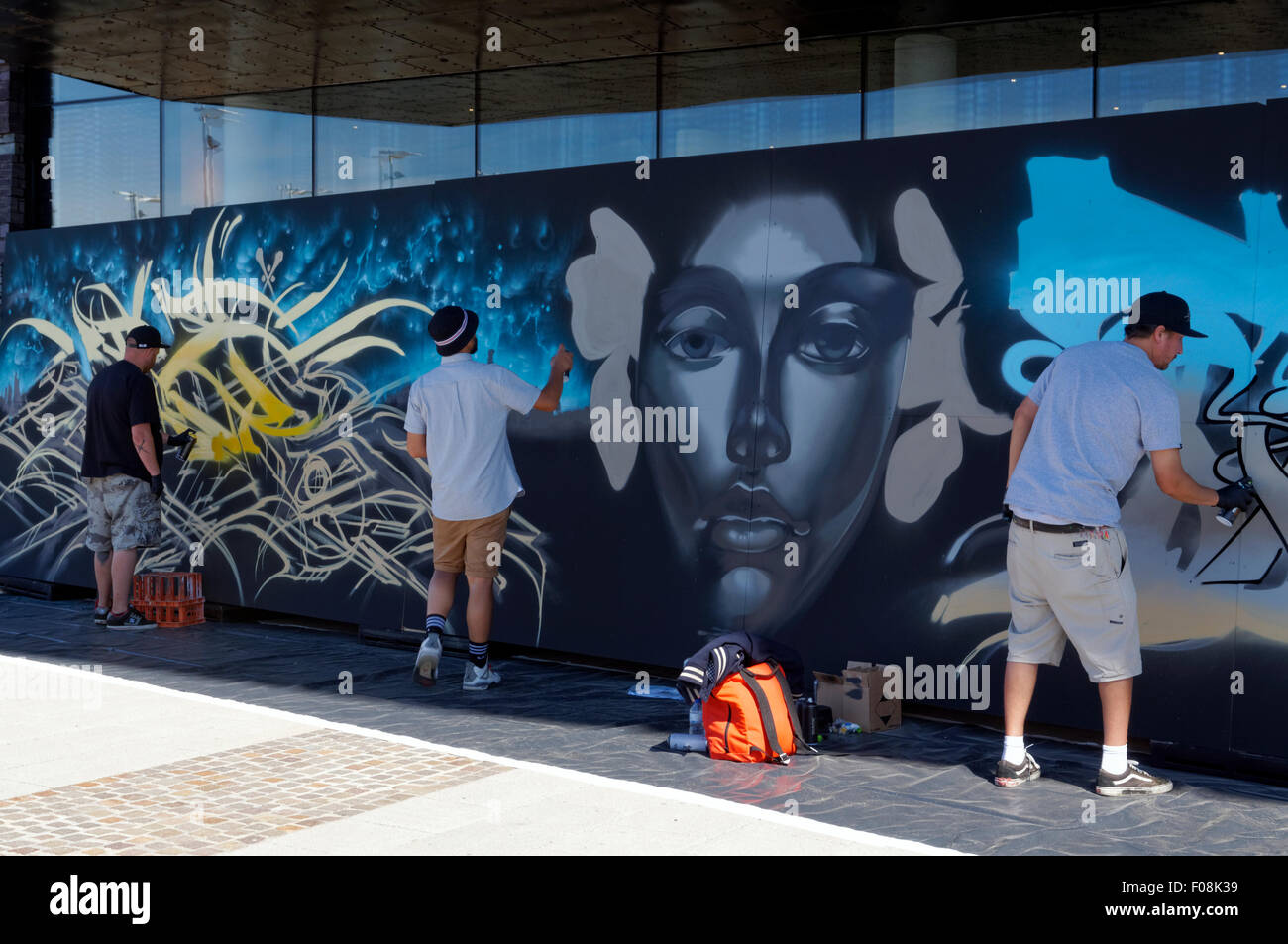 Graffiti artist spraying hi-res stock photography and images - Alamy