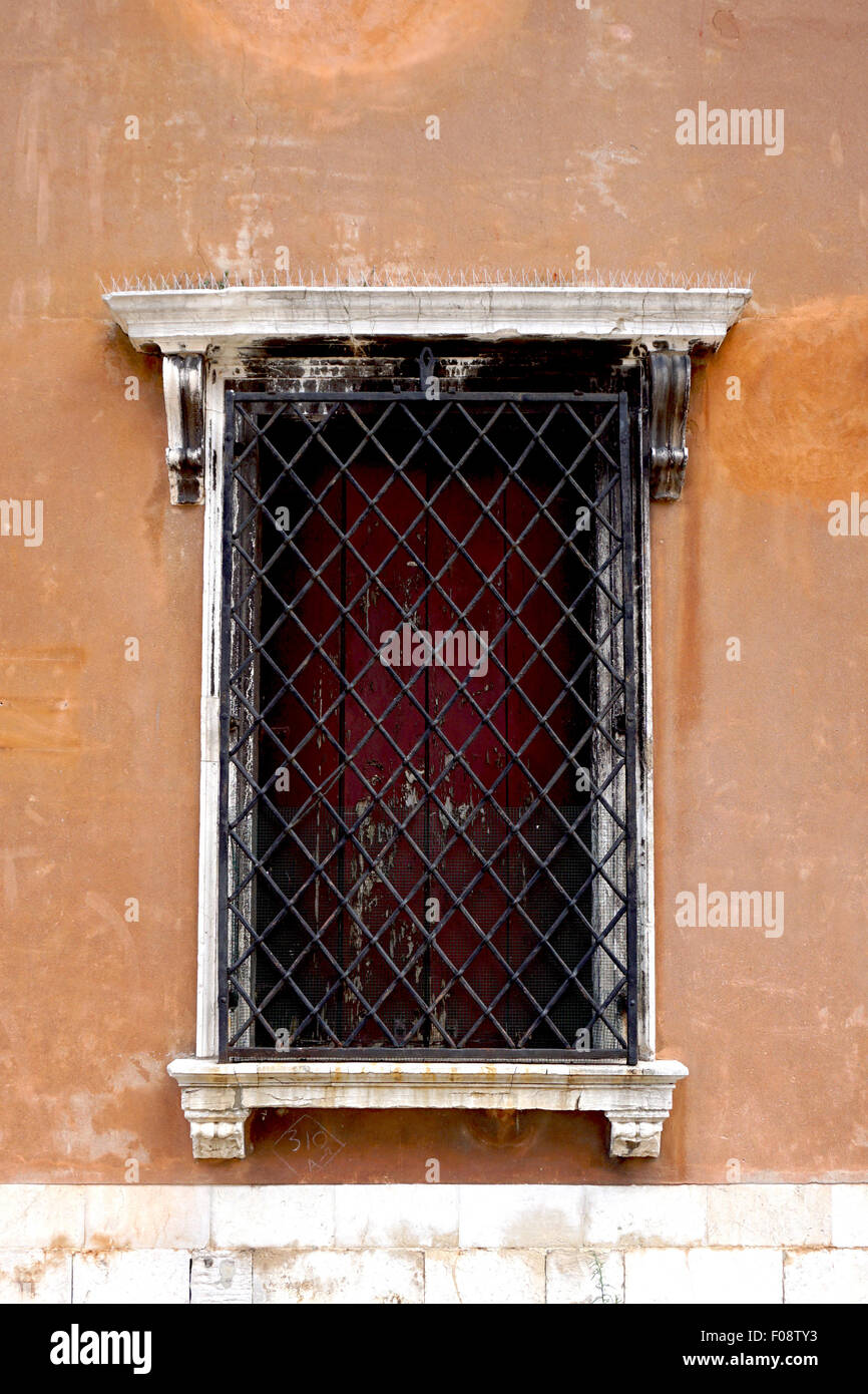 Fermeture de fenêtre en PVC et métal, fenêtre de porte en aluminium, cadre  gris argenté Photo Stock - Alamy