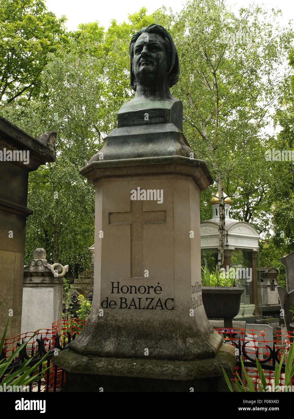 BALZAC EXTRA “THE GRAVE” BOX Grave of Honore de Balzac in Pere Lachaise Cemetery, Paris Stock