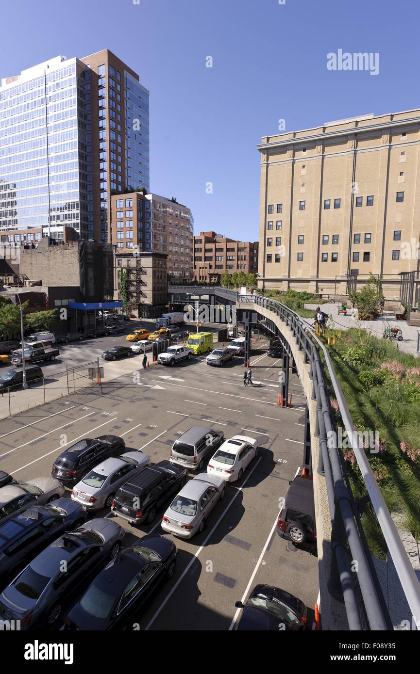 Cars parked in front of building hi-res stock photography and images ...