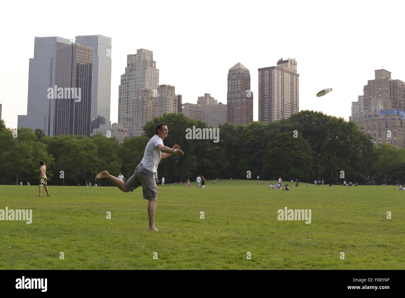 Man playing with frisbee in Central Park, New York, USA Stock Photo - Alamy