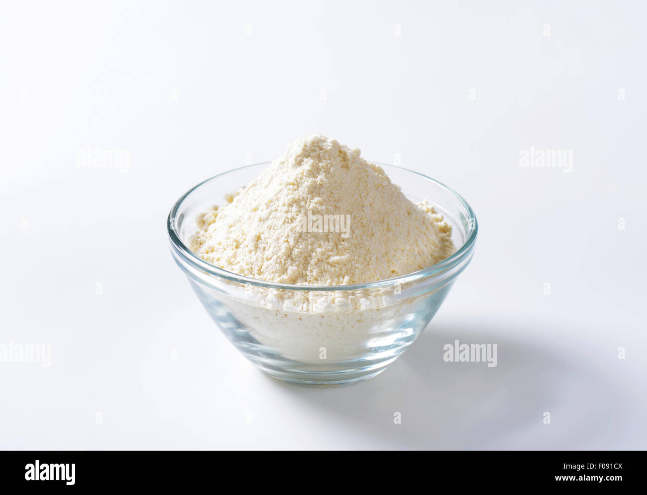 Bowl of finely ground flour suitable for cake recipes Stock Photo