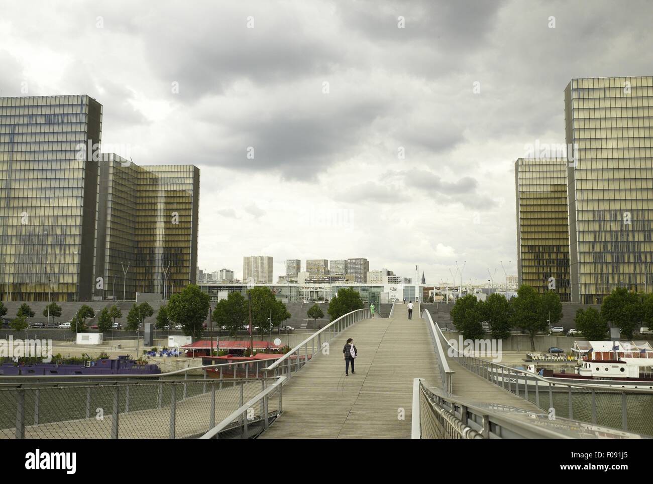 View of bridge over Seine river in Rive Gauche in Paris, France Stock ...