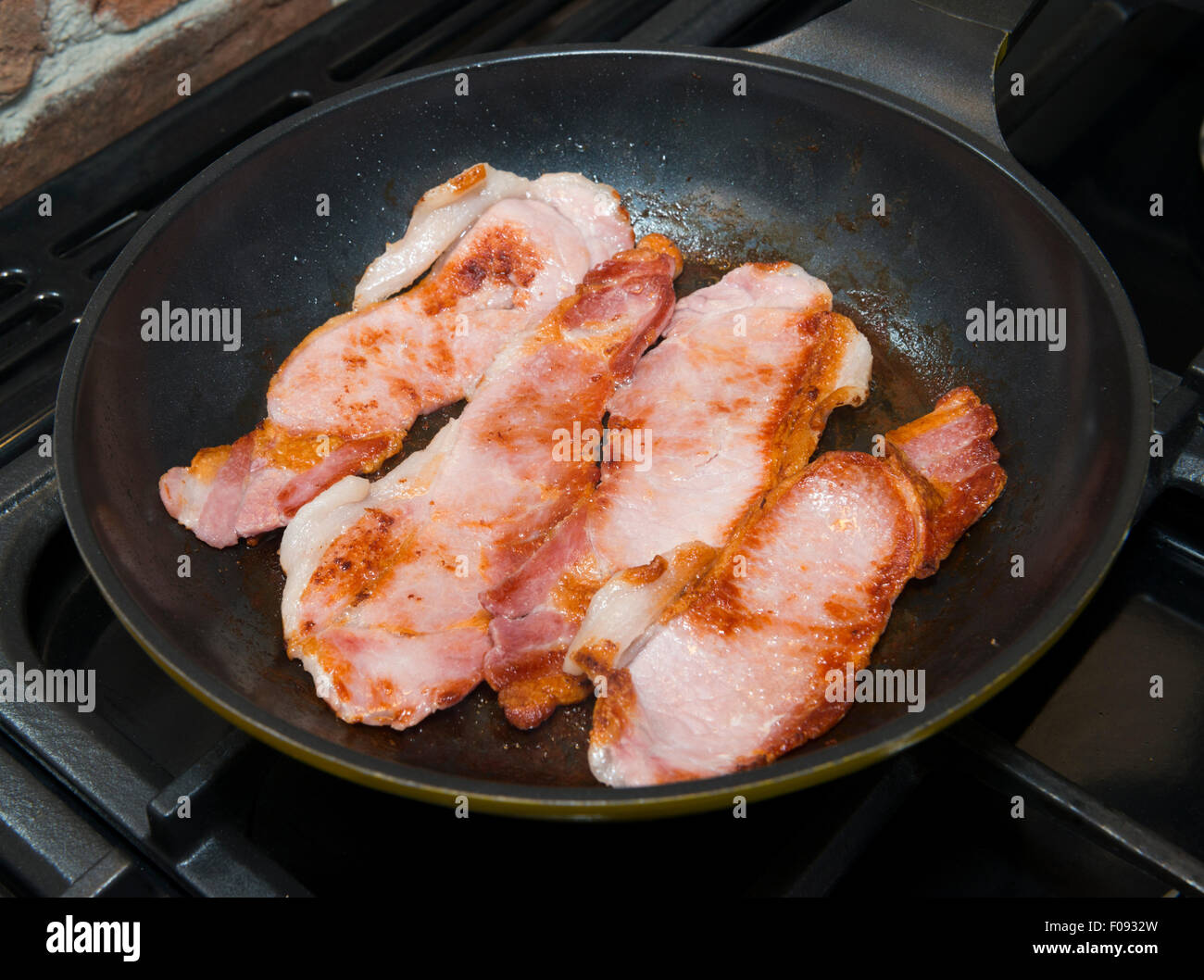 https://c8.alamy.com/comp/F0932W/bacon-cooking-in-a-frying-pan-F0932W.jpg