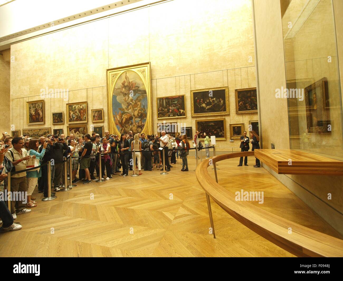 Tourists photographing Mona Lisa in The Louvre Museum, Paris, France Stock Photo: 86252786 - Alamy