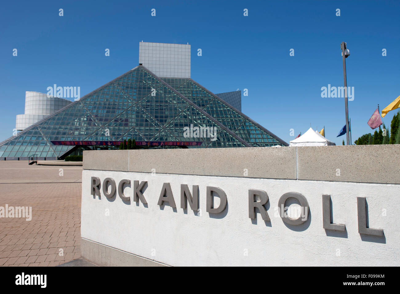 ENTRANCE SIGN ROCK AND ROLL HALL OF FAME  (©I M PEI 1995) WATERFRONT DOWNTOWN CLEVELAND OHIO USA Stock Photo
